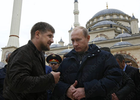 Le Président de la République de Tchétchénie fait visiter la moquée Akhmad Kadyrov, la plus grande d'Europe, au Président de la Fédération de Russie, le 16 octobre 2008.